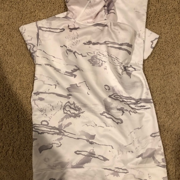 sweatshirt - Picture 2 of 5